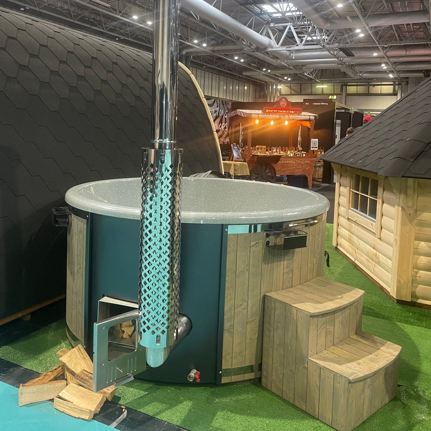 Premium 6-Person Wood-Fired Hot Tub: Stainless Steel Heater, Chimney & Secure Fastenings. Insulated, Pine Wood, 3D Granite Fiberglass, Air & Hydro Jets, LED Lights, Thermally Efficient Lid & Stairs. UK Delivery Included.